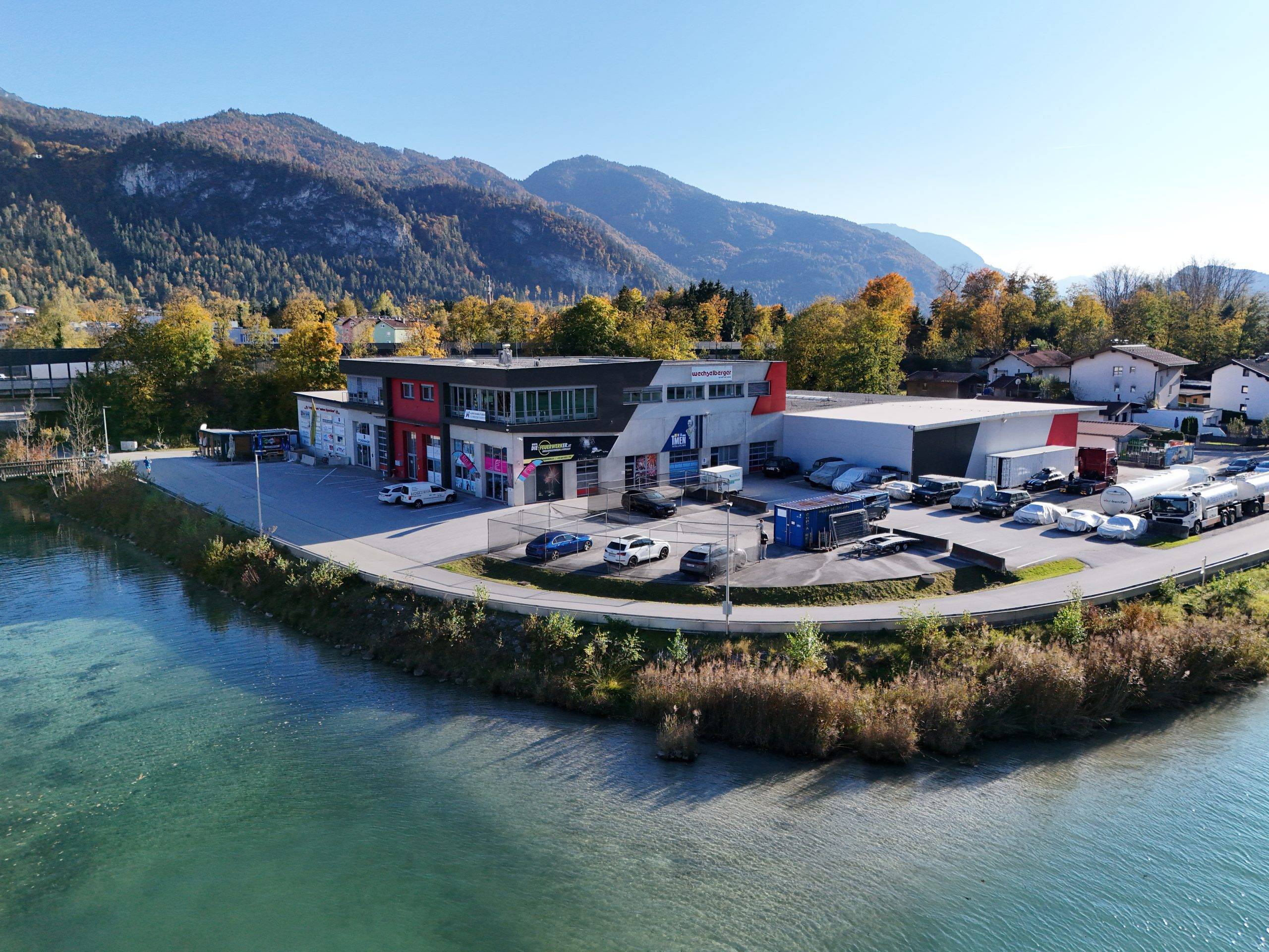 Luftaufnahme des gesamten Gewerbepark-Areals mit Rangier- und Parkflächen