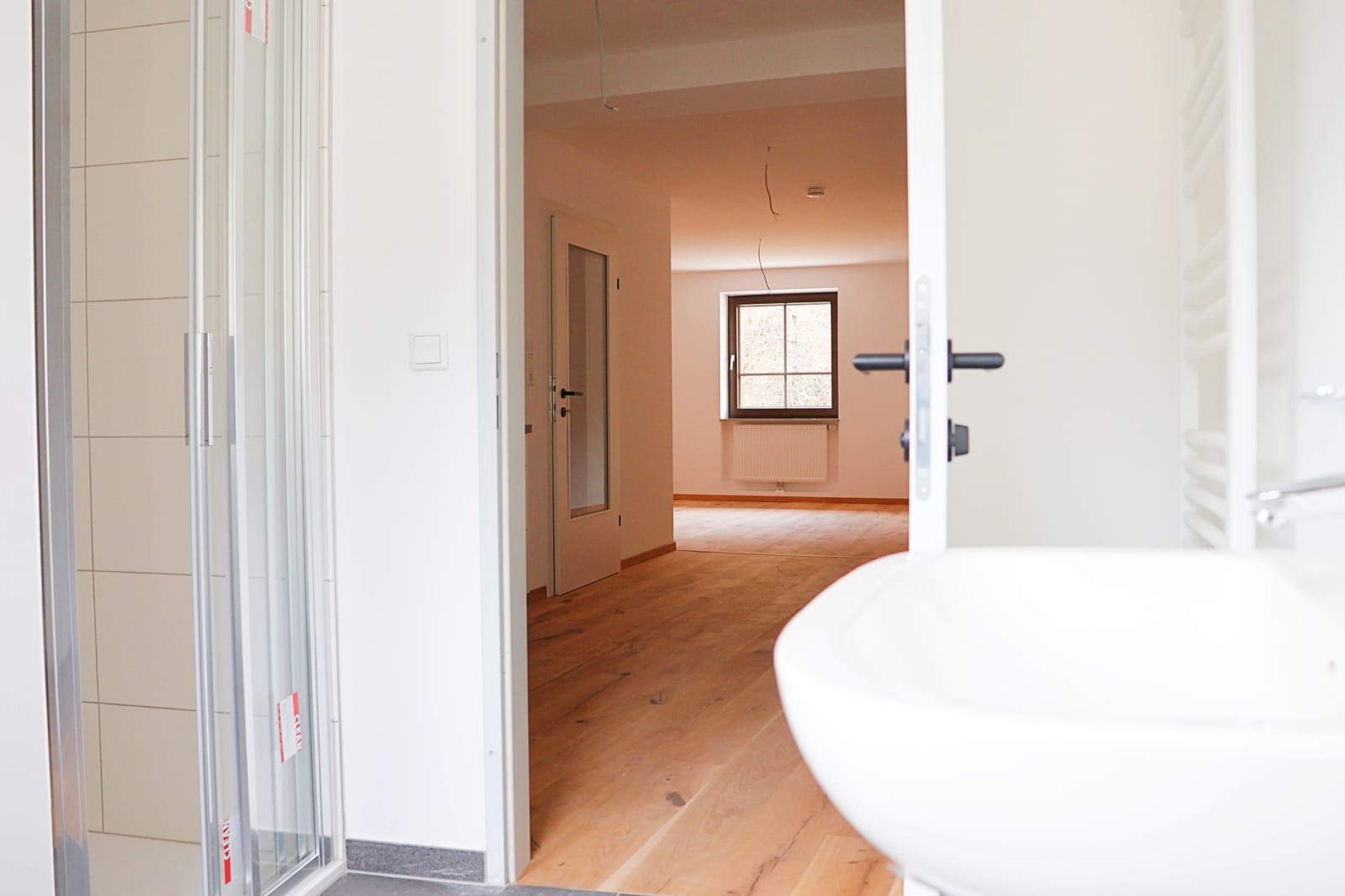 Modernes Bad mit Dusche und Waschbecken
