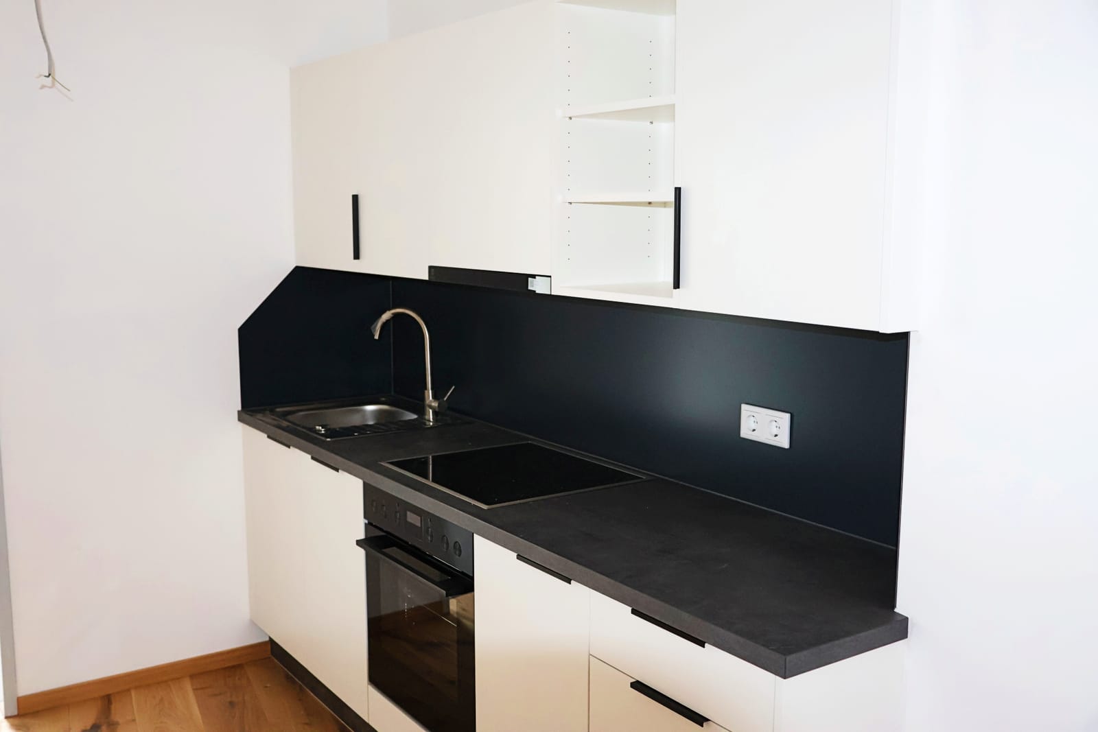 Neue Einbauküche mit Backofen und Ceranfeld