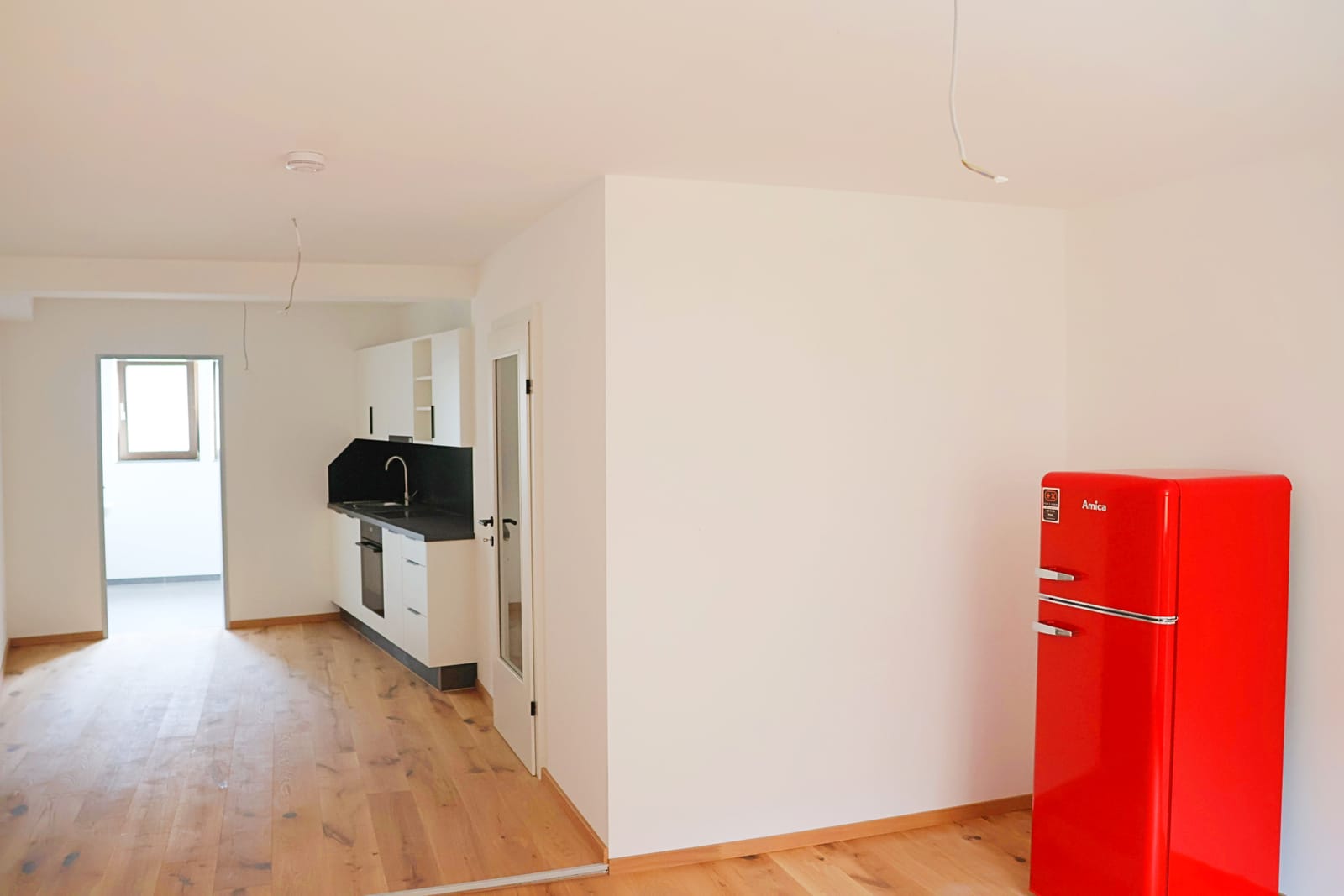 Wohnraum mit offener Küche der Mietwohnung Kinkstraße 23 in Kufstein