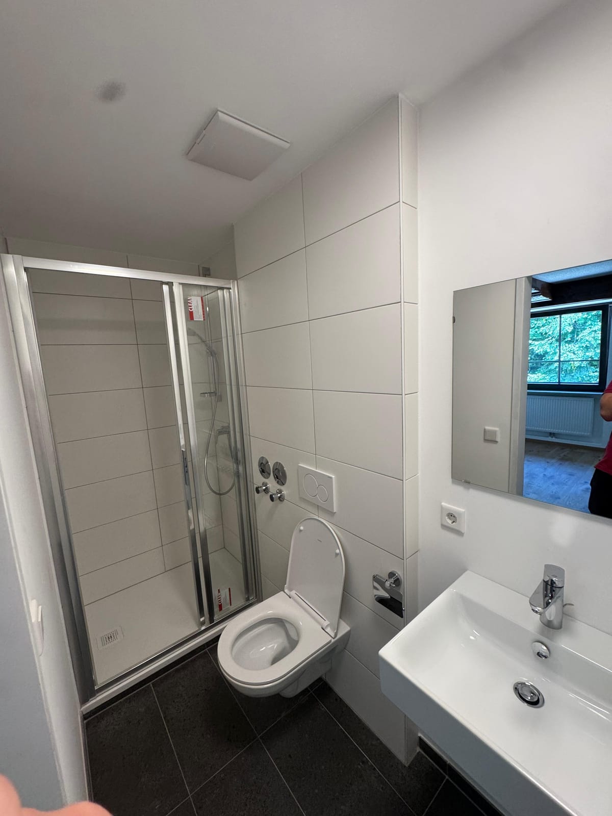 Badezimmer mit Dusche, WC und Waschtisch