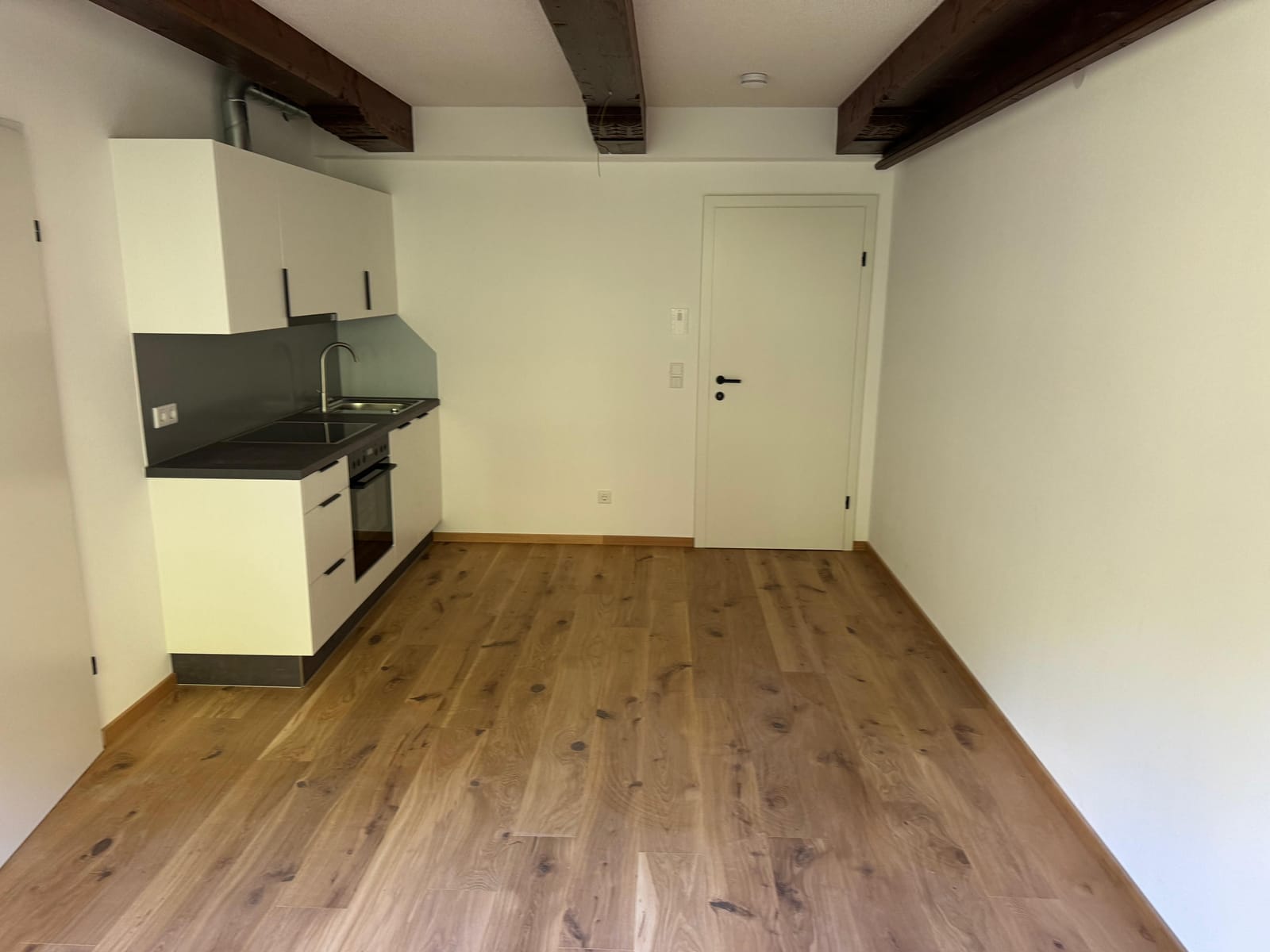 Neue Küchenzeile mit Backofen und Ceranfeld