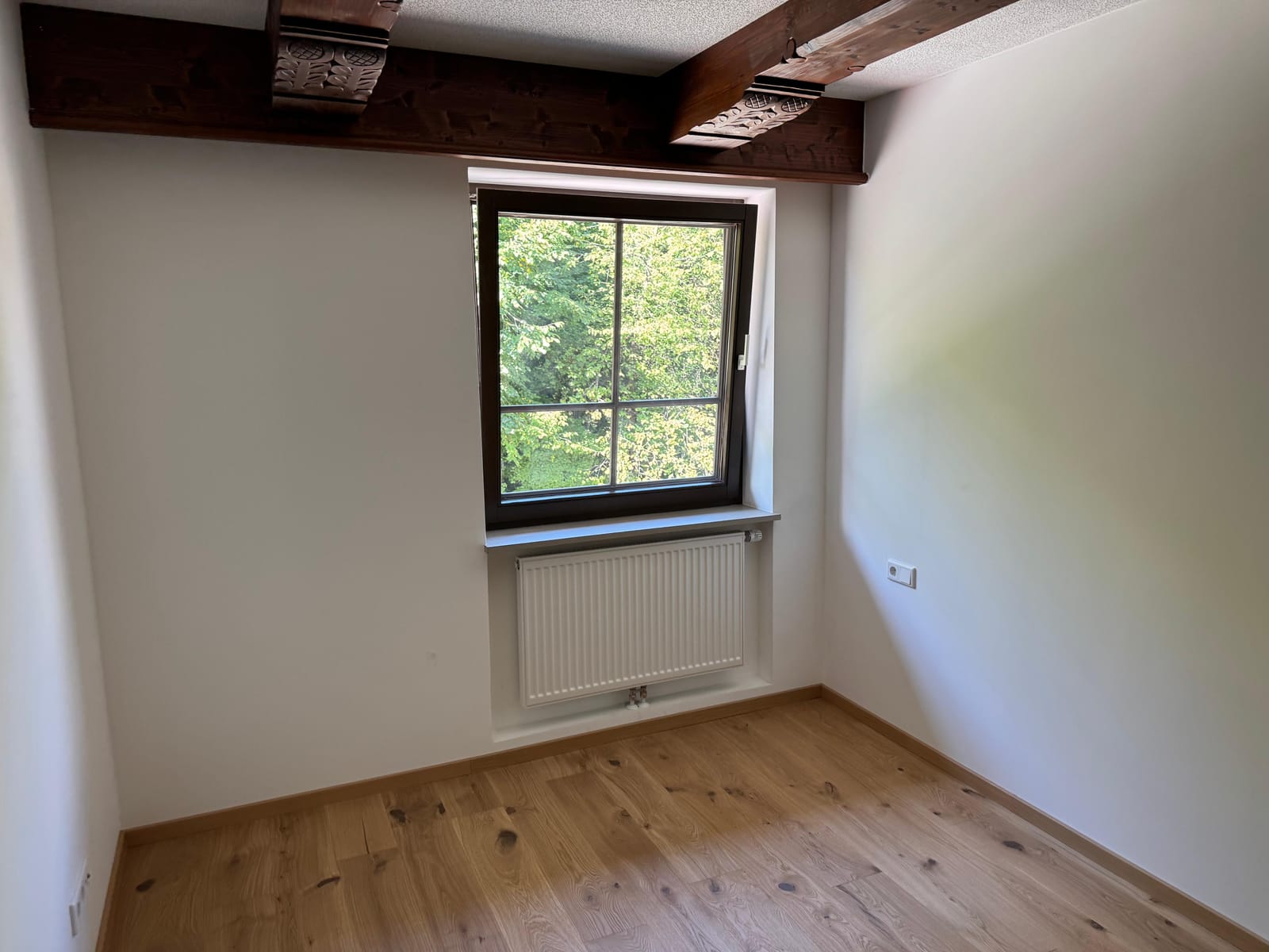 Schlafzimmer mit Echtholz-Parkett und Sichtbalken