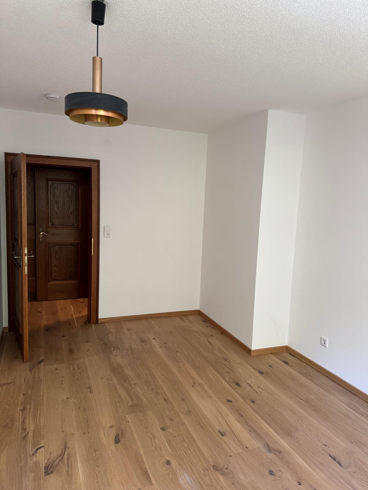 Vorraum der Wohnung mit historischer Holztür