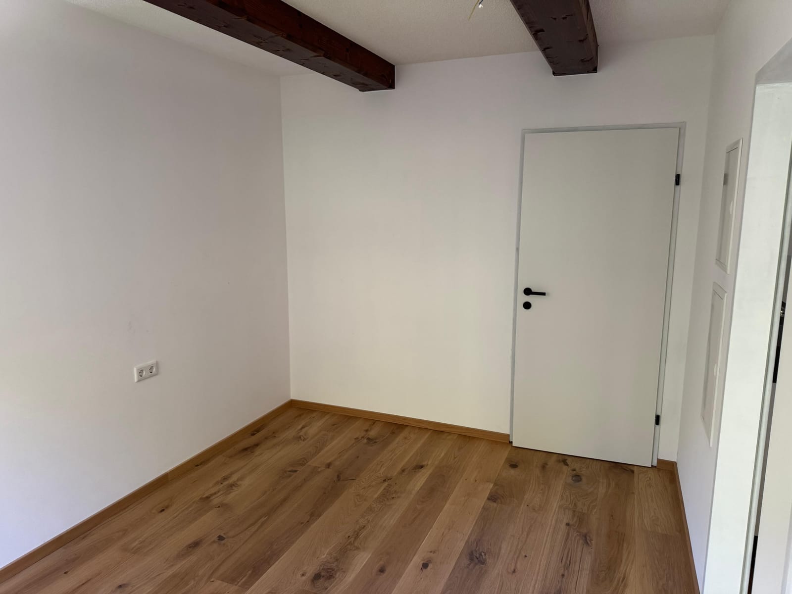 Heller Wohnraum mit Parkettboden